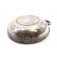 Taça de prata com relevos de moedas no fundo para prova de vinhos