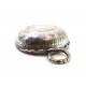 Taça de prata com relevos de moedas no fundo para prova de vinhos