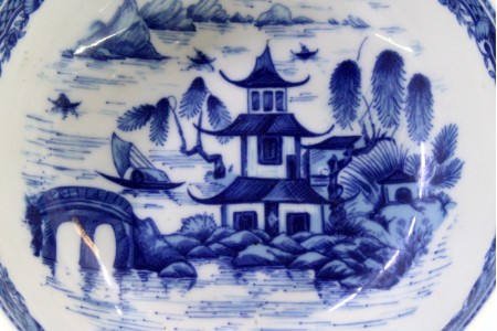 Taça em porcelana com paisagens lacustres orientais, base circular em prata e referência à Companhia das Índias
