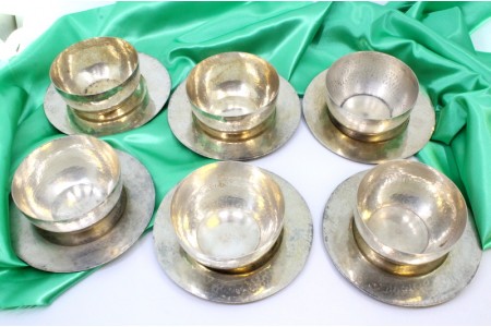 Conjunto de seis lavabos e pratos em prata martelada.