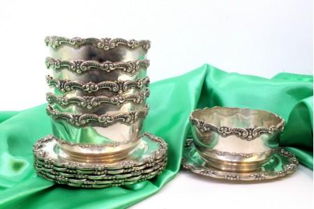  Conjunto de seis lavabos e pratos em prata com os rebordos relevados.