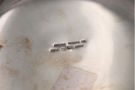 Taça de pingos em prata circular com motivos florais relevados e gravados 