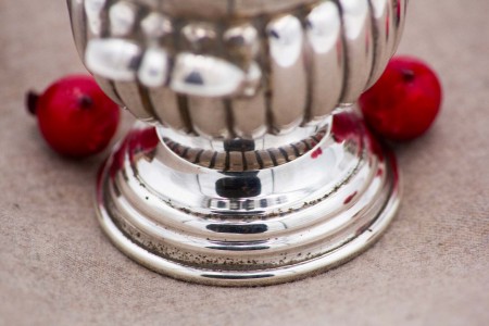 Par de taças em prata canelada e asas relevadas.