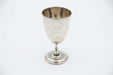 Taça de prata com relevos e motivos florais gravados.