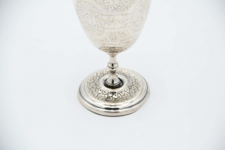 Taça de prata com relevos e motivos florais gravados.