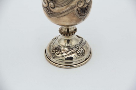 Taça de prata de base circular com relevos