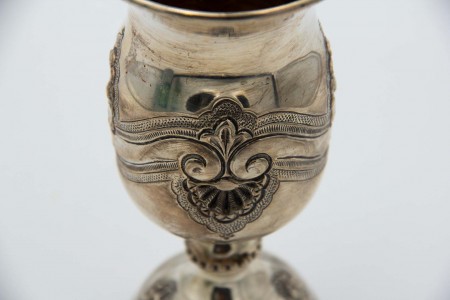 Taça de prata de base circular com relevos