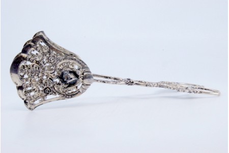 Pinça para salada ou pão em prata recortada.