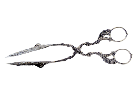 Pinça para salada ou pão em prata recortada.