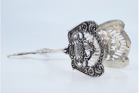 Pinça para salada ou pão em prata recortada nas conchas e hastes relevadas.