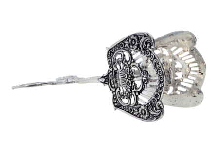 Pinça para salada ou pão em prata recortada nas conchas e hastes relevadas.