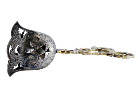 Pinça para salada ou pão em prata recortada nas conchas e hastes entrelaçadas.