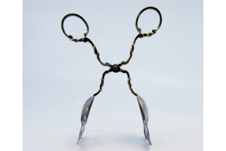 Pinça para salada ou pão em prata recortada nas conchas e hastes entrelaçadas.