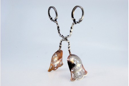 Pinça para salada ou pão em prata recortada nas conchas e hastes entrelaçadas.