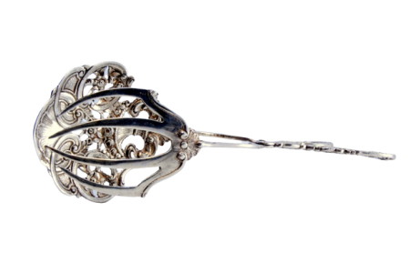 Pinça para salada ou pão em prata recortada na concha e relevada nas hastes.