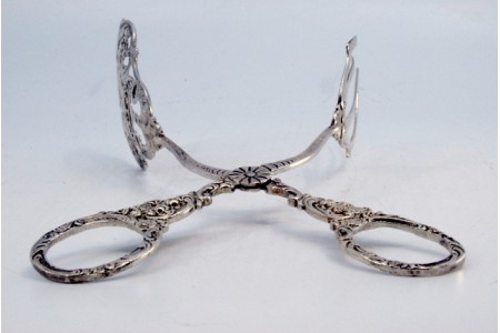 Pinça para salada ou pão em prata recortada na concha e relevada nas hastes.