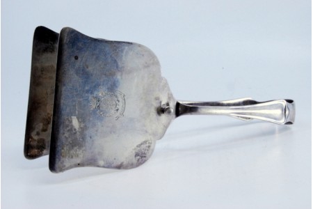 Pinça para salada ou pão em prata lisa e frisos nos cabos.