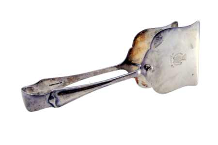 Pinça para salada ou pão em prata lisa e frisos nos cabos.