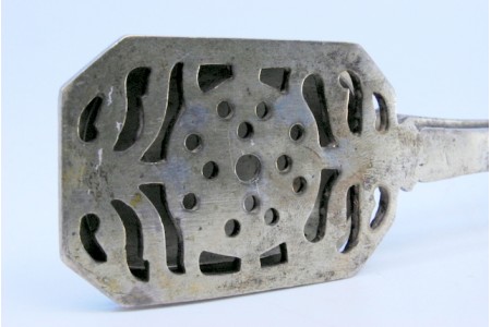 Pinça para salada, pão ou molhos em prata recortada na pá.