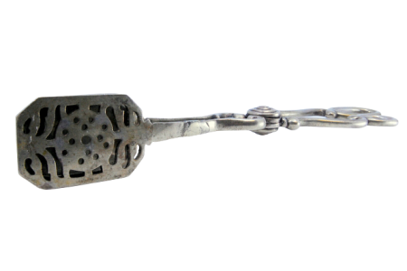 Pinça para salada, pão ou molhos em prata recortada na pá.