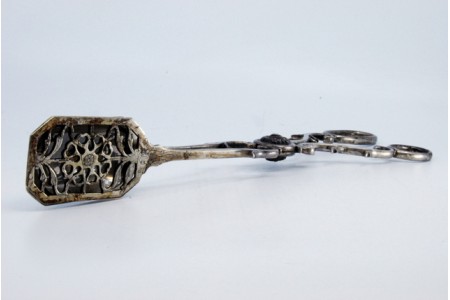 Pinça para salada, pão ou molhos em prata com aplicações de palmas no cabo