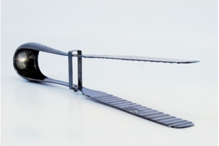 Pinça para salada ou pão em prata com motivos florais gravados.