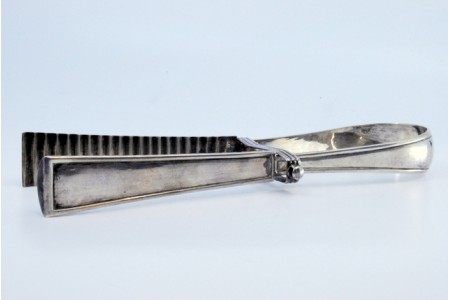 Pinça para salada ou pão em prata lisa com frisos relevados. 