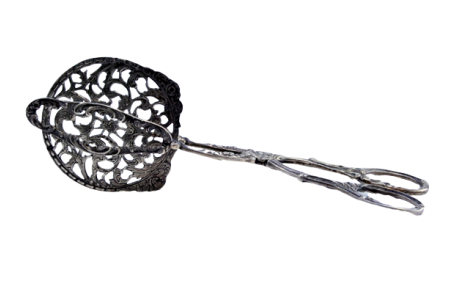 Pinça para salada ou pão em prata recortada e cabos relevados.