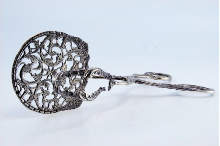 Pinça para salada ou pão em prata recortada e cabos relevados.