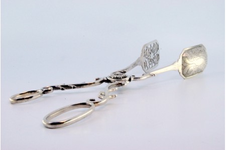 Pinça em prata para pão ou salada com relevos e recortes