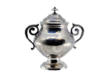 Açucareiro em prata gravada com motivos florai com pomo na tampa e asas com palmas.