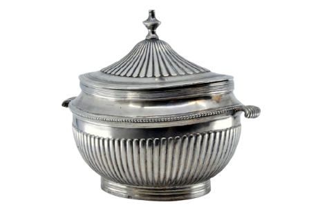 Açucareiro em prata canelada, friso perlado e pomo na tampa amovível.