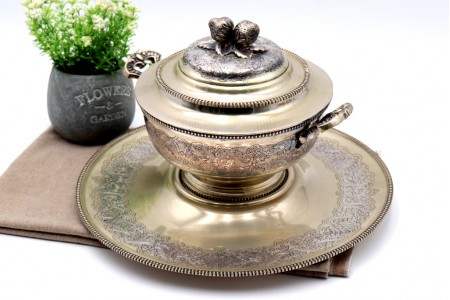 Terrina de sopa em prata com plateau com gravados e relevos florais