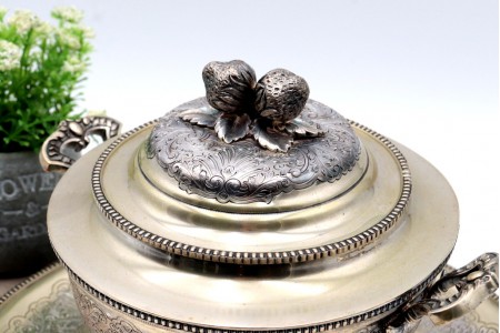 Terrina de sopa em prata com plateau com gravados e relevos florais