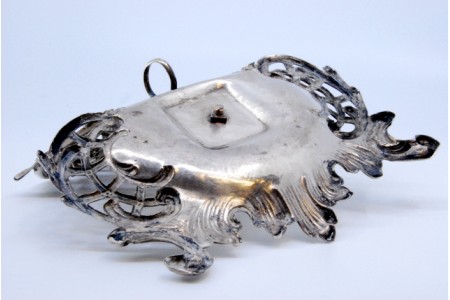 Tinteiro em prata recortada com depósito em vidro, cartela para monograma e suporte de caneta.