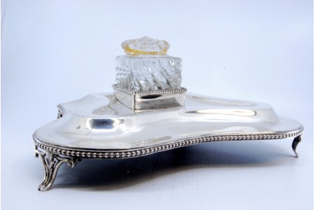 Tinteiro em prata com base friso perlado com depósito em vidro.