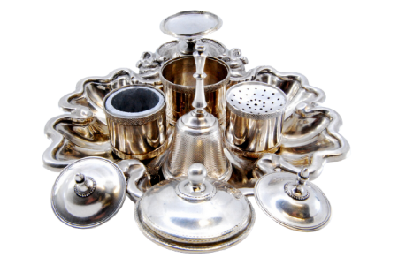 Tinteiro em prata com três depósitos, campainha e base com forma de concha assente sobre três pés em forma de garras.