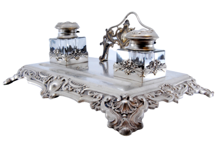 Tinteiro em prata com relevos e cartelas, dois depósitos em vidro e porta cartas.