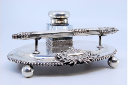 Tinteiro em prata com depósito de tinta em vidro, caneta, cartela na base 