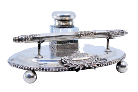 Tinteiro em prata com depósito de tinta em vidro, caneta, cartela na base 