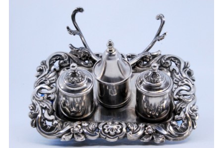  Tinteiro em prata recortada com relevos e aplicações três depósitos com tampa, campainha e apoio para caneta.