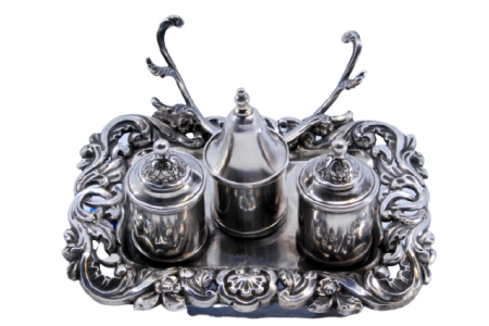  Tinteiro em prata recortada com relevos e aplicações três depósitos com tampa, campainha e apoio para caneta.