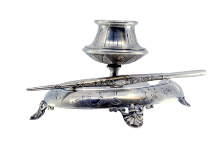  Tinteiro em prata com base cinzelada, quatro pés de apoio e caneta.