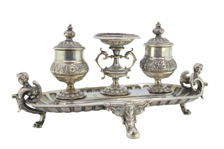 Tinteiro em prata com dois depósitos, base com aplicações de mascarões e pés em forma de garras