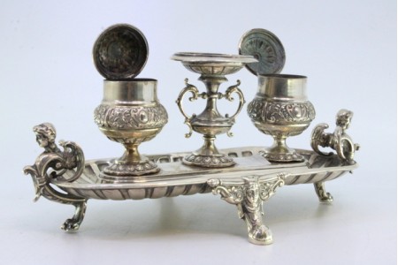 Tinteiro em prata com dois depósitos, base com aplicações de mascarões e pés em forma de garras