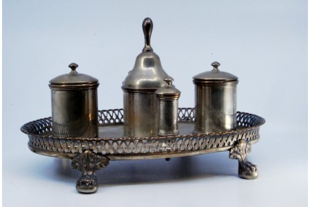  Tinteiro em prata de gradinha com dois depósitos, porta canetas, campainha e assente sobre quatro pés zoomórficos.