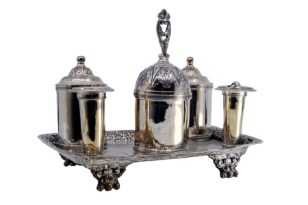 Tinteiro em prata com campainha, dois depósitos, suportes para canetas e bandeja com relevo cinzelado.