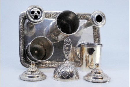 Tinteiro em prata com campainha, dois depósitos, suportes para canetas e bandeja com relevo cinzelado.