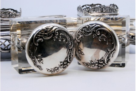 Tinteiro em prata com dois depósitos de vidro e bandeja recortada com flores e palmas.