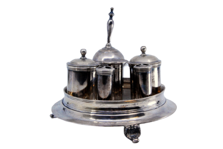 Tinteiro em prata com dois depósitos, campainha, dois suportes para caneta e assente numa base com três pés em forma de concha.